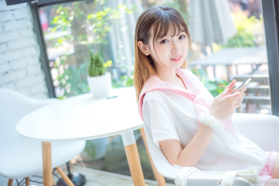 友谊能使人同舟共济，友谊能使人生活充实，五彩缤纷。